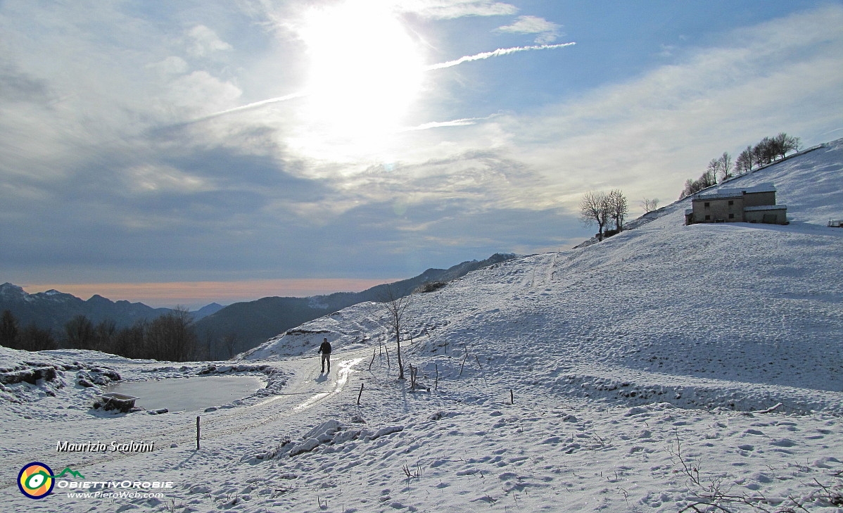 12 E all'improvviso splende il sole allo stagno della Sella....JPG